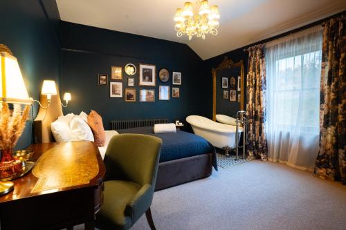 a bedroom with a bed and a tub in a room at Bishy Hill Town House in York in York