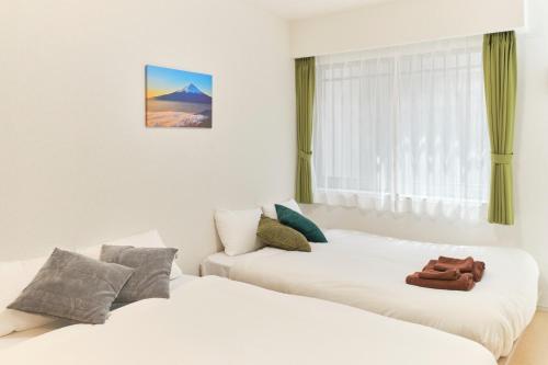 - 2 lits blancs dans une chambre avec fenêtre dans l'établissement J-ARC Akebonobashi - Vacation STAY 17363, à Tokyo