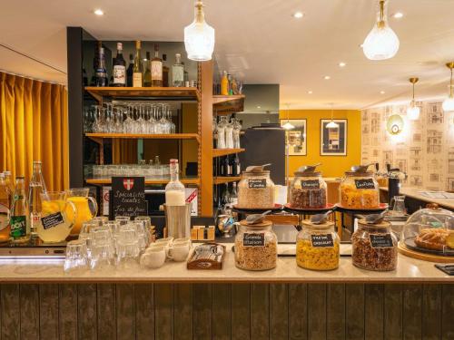 uma cozinha com um balcão com frascos de comida em Le Splendid Hotel Lac D'Annecy - Handwritten Collection em Annecy