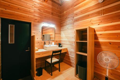 ein Badezimmer mit Waschbecken und ein Schreibtisch mit Ventilator in der Unterkunft Yura Green - Vacation STAY 73978v in Yura