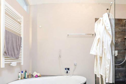 拜羅伊特的住宿－Villa Johner，浴室配有盥洗盆、卫生间和浴缸。