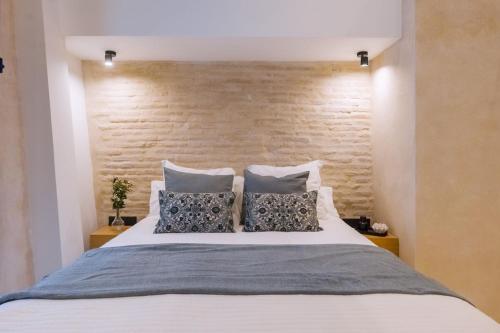 セビリアにあるLuxurious studio with Jacuzzi in Casa Pilatosのベッドルーム1室(大型ベッド1台、枕2つ付)