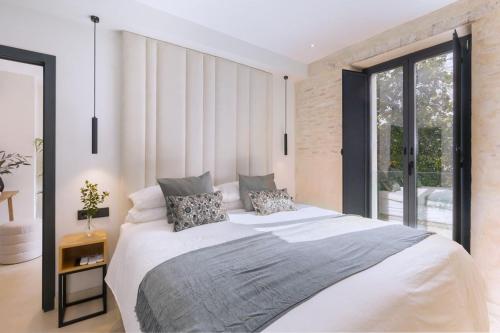 Luxurious Duplex - bathtub - 2Bd 2Bth Casa Pilatos