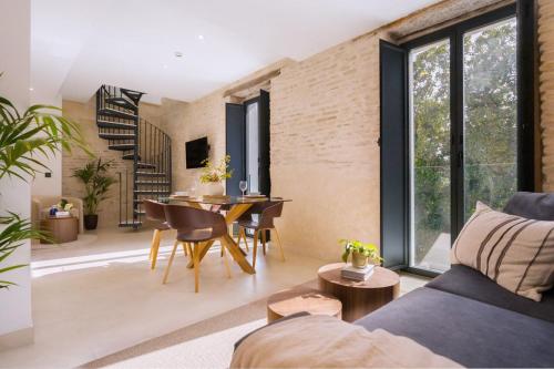 Luxurious Duplex - bathtub - 2Bd 2Bth Casa Pilatos