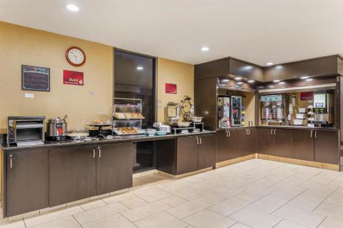 Η κουζίνα ή μικρή κουζίνα στο Best Western Plus Garden Court Inn