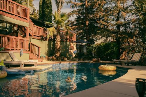 Bazén v ubytování House in the Clouds nebo v jeho okolí