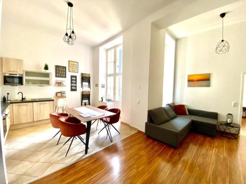 una sala de estar con un sofá y una mesa en Wohlfühlen in perfekter Lage, en Dresden