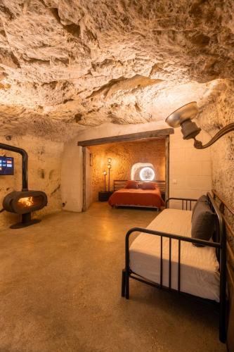 een slaapkamer in een grot met twee bedden erin bij Le Cavernacle in Montrichard