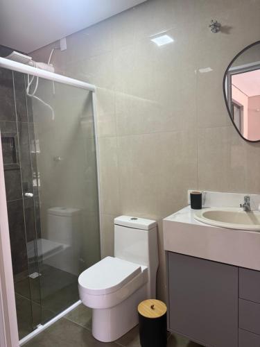un bagno con wc, doccia e lavandino di Residencial DX a Guarapuava