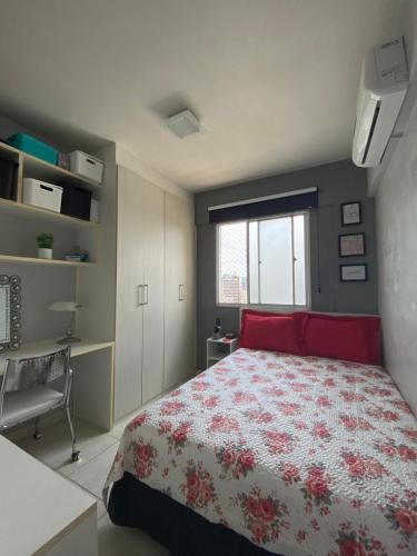 une chambre avec un lit rouge et une fenêtre dans l'établissement Por do Sol, conforto e praticidade na COP 30-Batista Campos, à Belém