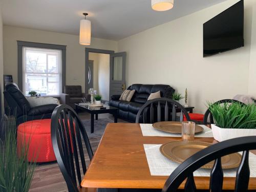 ein Wohnzimmer mit Tisch und Couch in der Unterkunft 5BR Niagara Getaway Prime Location-Sleeps 10 in Niagara Falls