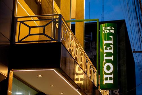 リオブランコにあるTerra Verde Hotelの建物の側面にある道路標識