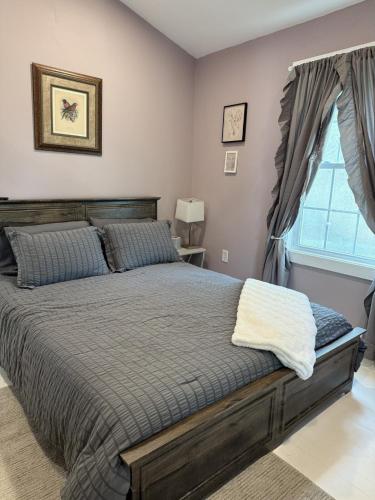 Giường trong phòng chung tại The Cottage by Ravens Keep