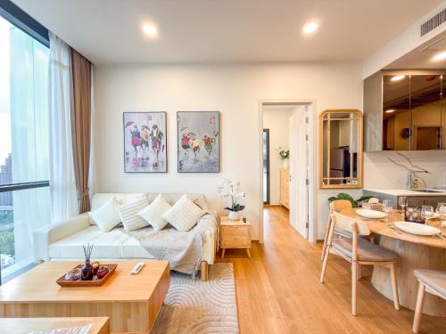 a living room with a couch and a table at Luxury Downtown Bangkok 2BR 2BA Sky Pool Gym 5MIN Walk to Siam Paragon in Bangkok