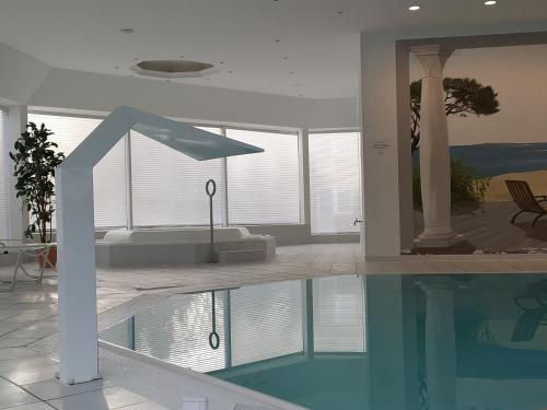 Ostseeoase Zinnowitz - Whg 23 في زينوويتز: منزل به مسبح وغرفة معيشة