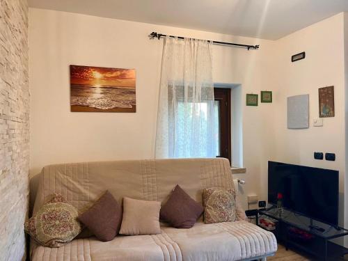 a living room with a couch and a television at Appartamento Serena in San Giovanni