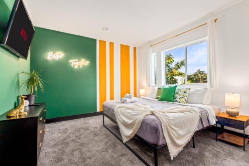 Voodi või voodid majutusasutuse Spacious Luxury Villas in the heart of LA! Free parking and Jacuzzi toas