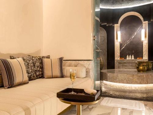 een woonkamer met een bank en een bad bij Fairmont La Marina Rabat Sale Hotel in Rabat