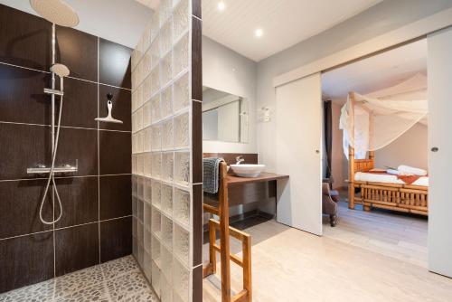 ein Badezimmer mit Dusche und Waschbecken in der Unterkunft La Villa Cocoon prestige et vue mer in Sainte-Luce