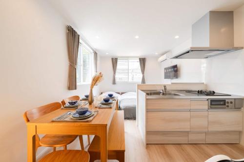 une cuisine et un salon avec une table et un évier dans l'établissement Musashino - House - Vacation STAY 20327, à Musashino