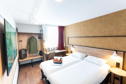une chambre d'hôtel avec un lit et une télévision dans l'établissement Ibis Orleans La Chapelle Saint Mesmin, à La Chapelle-Saint-Mesmin