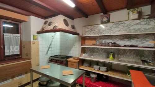 ビュッサンにあるGîte de La Hutte à 2 km des pistes de skiのキッチン(テーブル、コンロ付)