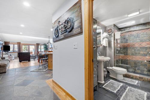 Koupelna v ubytování Mainridge D by Ski Country Resorts