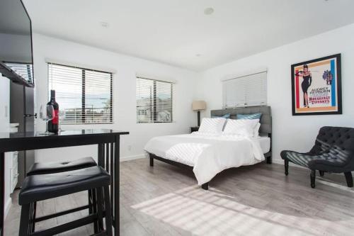 a bedroom with a bed and a desk and a chair at Sunny Studio in the Heart of Venice Beach - #6 in Los Angeles