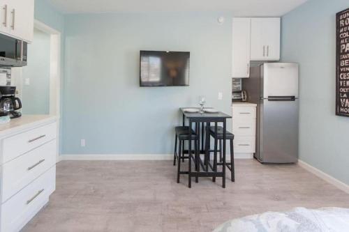 a kitchen with a table and chairs and a refrigerator at Sunny Studio in the Heart of Venice Beach - #6 in Los Angeles