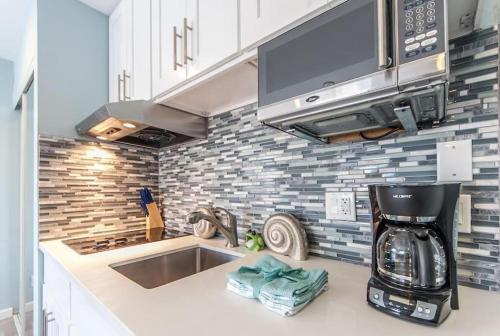 a kitchen with a sink and a microwave at Sunny Studio in the Heart of Venice Beach - #6 in Los Angeles