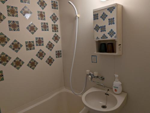 ein Badezimmer mit Waschbecken, Toilette und Dusche in der Unterkunft Apartment Primeira Classe Room 1A - Vacation STAY 54531v in Imaichi