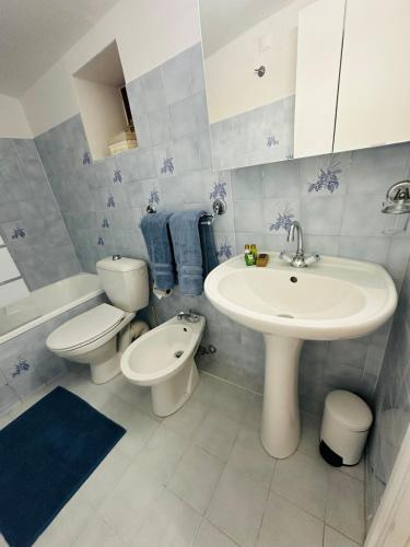 un baño con lavabo e inodoro en La Cabane du Soleil, en Beausoleil