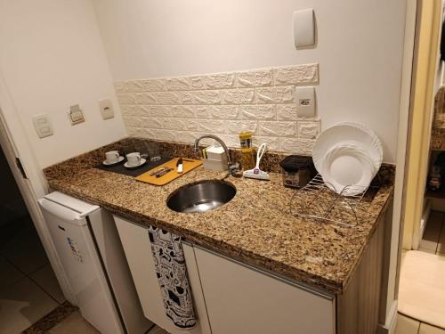 una cocina con fregadero y encimera en Flat 519, en Macaé