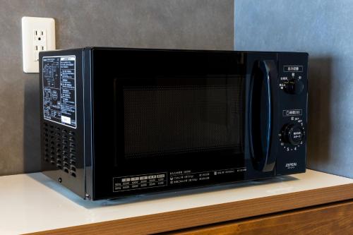 eine Mikrowelle auf einer Theke in der Unterkunft AMP FLAT ARCBLISS 3 - Vacation STAY 57123v in Chikushino