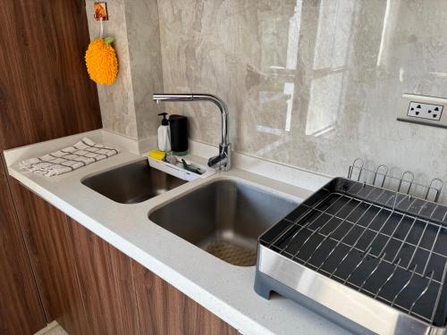una cocina con fregadero y encimera en Moderno Depa en Cayma - Zona Top, en Arequipa