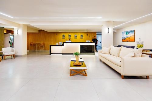 una sala de estar con un sofá y una mesa en El Aram Beach Express, en Maceió