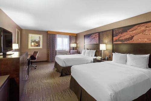 Una habitación de hotel con dos camas y un televisor. en DoubleTree by Hilton Downtown Wilmington - Legal District, en Wilmington