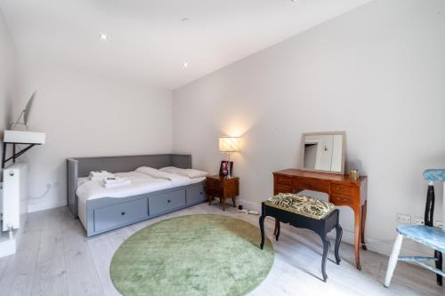 Postel nebo postele na pokoji v ubytování Inviting 2BR Bungalow near iconic Alexandra Place