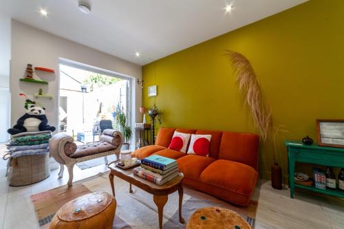 Posezení v ubytování Inviting 2BR Bungalow near iconic Alexandra Place