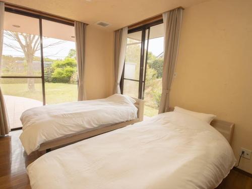 two beds in a room with a window at VILLA ISE SHIMA - Vacation STAY 59170v in Ugata