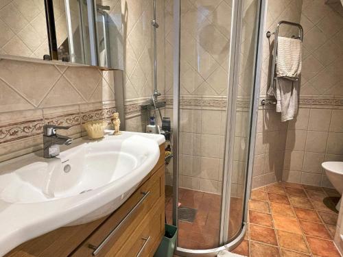 Koupelna v ubytování Family Villa with Hot Tub in Ronneby