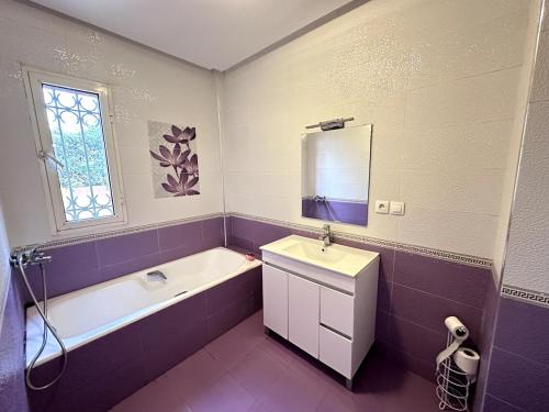 Koupelna v ubytování Spacious Villa with Private Pool