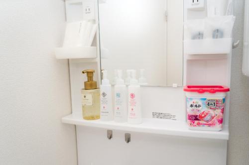 ein Badezimmerregal mit Produkten darauf vor einem Spiegel in der Unterkunft Greenfield - Vacation STAY 20422 in Hayaki