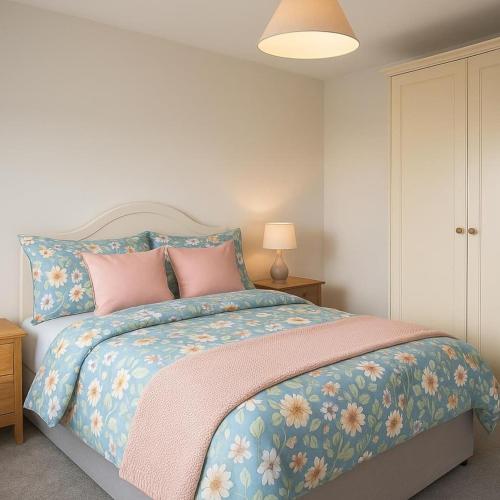 Entire rental unit in Cork, Ireland في كورك: غرفة نوم مع سرير كبير مع وسائد وردية