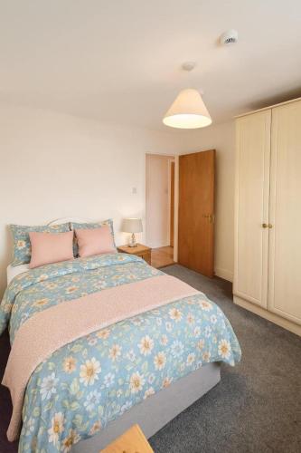 1 dormitorio con 1 cama grande y armario en 2 Bed Apt Russet Court, Cork, en Cork