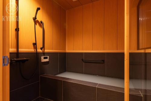 eine Dusche im Bad mit Holzschränken in der Unterkunft Kyoran Yuzen - Vacation STAY 65318v in Kyōto