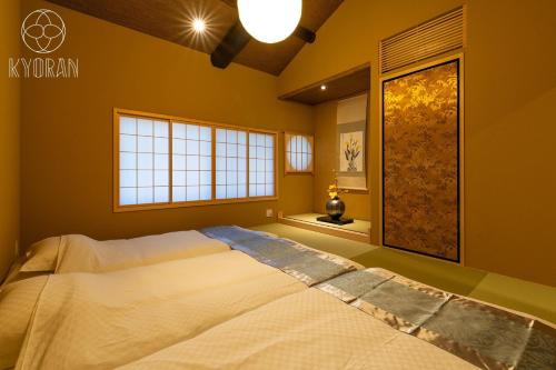 a large bed in a room with a window at Jinglan Nanshan - Vacation STAY 65363v in Kyōto