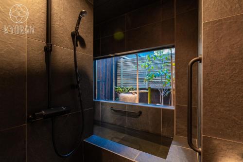 a shower with a window with a potted plant at Jinglan Nanshan - Vacation STAY 65363v in Kyōto