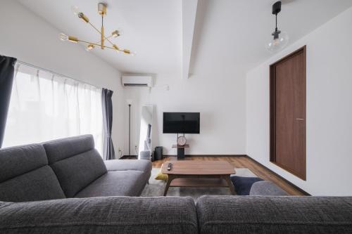 ein Wohnzimmer mit einer Couch und einem Couchtisch in der Unterkunft Kitakoiwakotate - Vacation STAY 20435 in Tokio