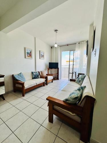 a living room with two couches and a couch at Apartamento Balneário Picarras vista mar, centro in Piçarras